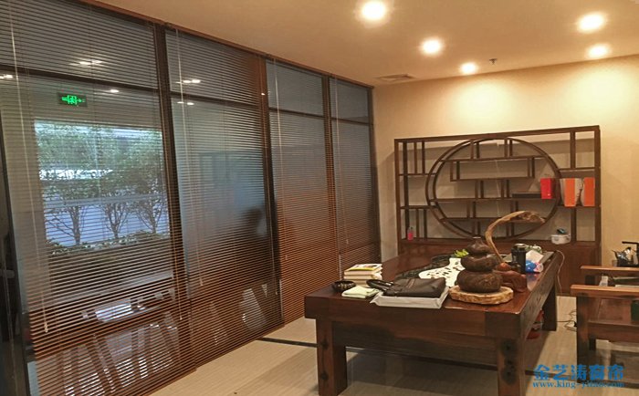 卷簾窗和百葉窗哪個好 卷簾窗和百葉窗兩者的比較 百葉窗